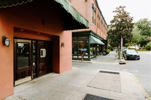 المنشأة من الخارج