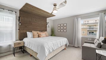 2 soverom, skrivebord, strykejern/-brett og reiseseng for barn