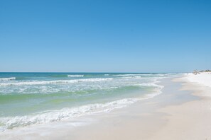 Plage, chaises longues
