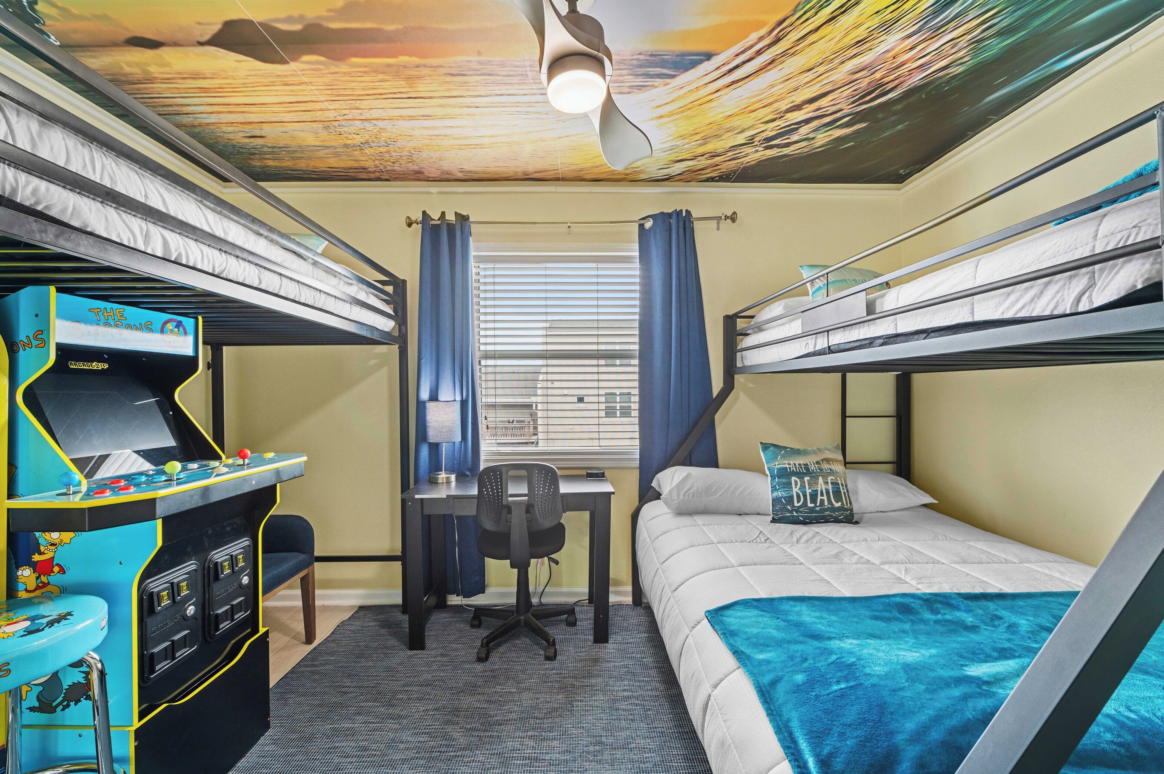 2 makuuhuonetta, työpöytä, silitysrauta/-lauta, vauvan matkasänky