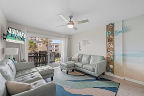Smart TV - Steps to Beach~ Gulf View~ Pool~ Arcades~ King Bed (Pensacola Beach)