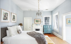 Room - Queen Anne Manor by Lucky Savannah (Savannah)