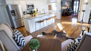 House, 1 Bedroom | Living room - Southern Comfort by Lucky Savannah (Savannah)