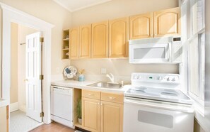 Condo, 1 Queen Bed | Private kitchen