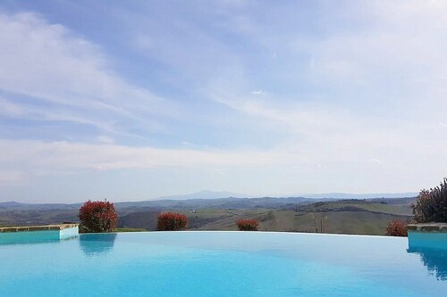 Casa Glenda: A characteristic and welcoming two-story apartment that is part of an ancient country house located on top of a small hill, with Free WI-FI.