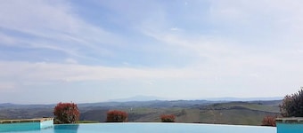 Casa Glenda: A characteristic and welcoming two-story apartment that is part of an ancient country house located on top of a small hill, with Free WI-FI.