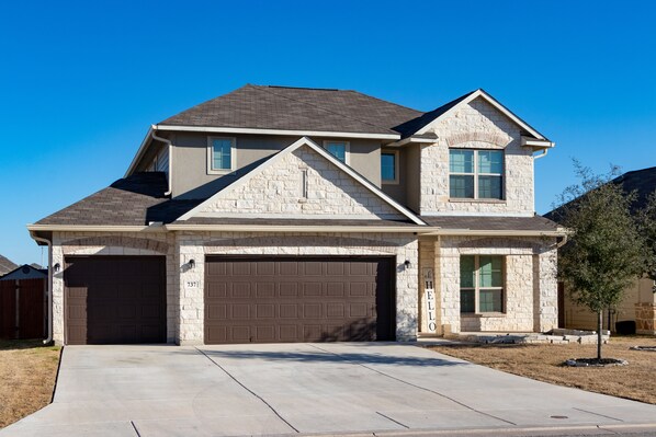Exterior - Deep in The Heart of Texas 4 Bedroom 4 bath and office House In New Braunfels Tx (New Braunfels)
