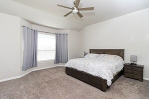 4 bedrooms, desk, iron/ironing board, free WiFi - Deep in The Heart of Texas 4 Bedroom 4 bath and office House In New Braunfels Tx (New Braunfels)