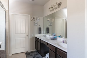 Combined shower/tub, hair dryer, towels, toilet paper - Deep in The Heart of Texas 4 Bedroom 4 bath and office House In New Braunfels Tx (New Braunfels)