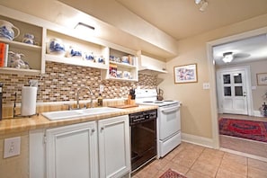 Condo, 1 Bedroom | Private kitchen