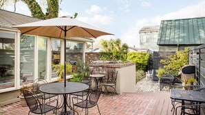 House, 3 Bedrooms | Balcony - Jones Street Cottage by Lucky Savannah (Savannah)