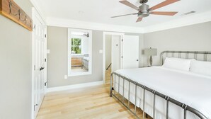 House, 2 Bedrooms - Writer's Repose by Lucky Savannah (Savannah)