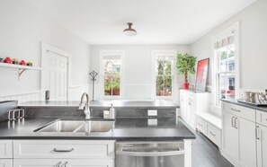 House, 3 Bedrooms | Private kitchen - Grand Luther by Lucky Savannah (Savannah)