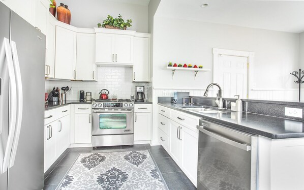 House, 3 Bedrooms | Private kitchen