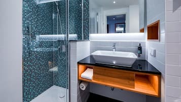 Haartrockner, Handtücher, Seife, Toilettenpapier