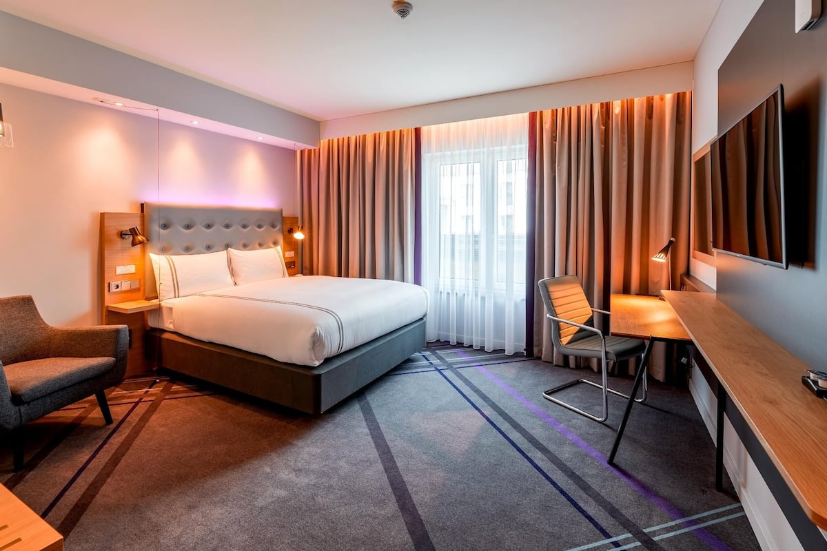 double room, roll-in shower | soundproofing, free wifi