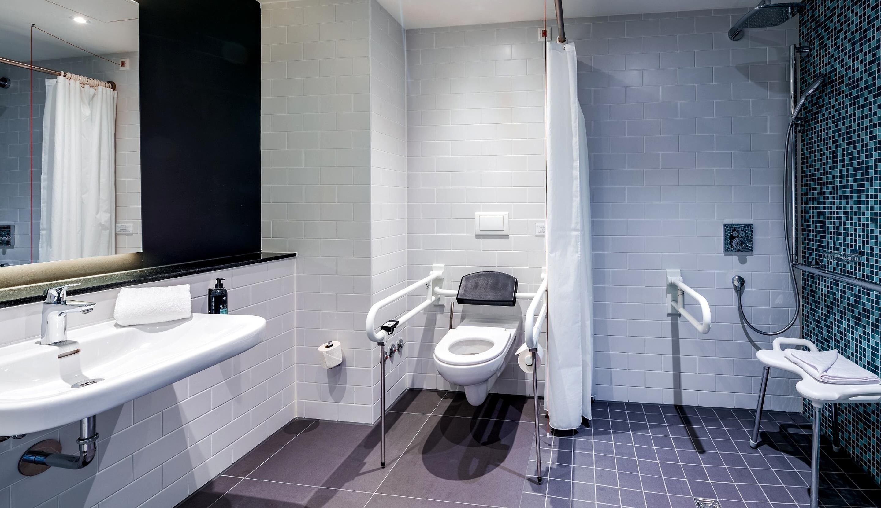 Doppelzimmer, rollstuhlgeeignete Dusche | Badezimmer | Haartrockner, Handtücher, Seife, Toilettenpapier