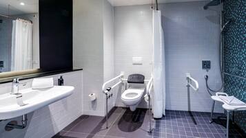 Doppelzimmer, rollstuhlgeeignete Dusche | Badezimmer | Haartrockner, Handtücher, Seife, Toilettenpapier
