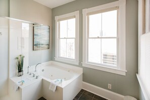 Bathroom - Luxurious Townhome on Lincoln & York by Lucky Savannah (Savannah)