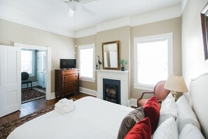 Room - Luxurious Townhome on Lincoln & York by Lucky Savannah (Savannah)
