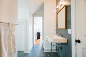 Bathroom - Unwind on Crawford Square by Lucky Savannah (Savannah)