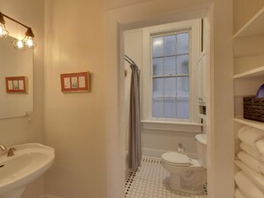 Bathroom - The Victorian Porch (Savannah)