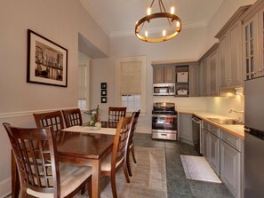 In-room dining - The Victorian Porch (Savannah)