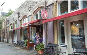 Exterior - The Victorian Porch (Savannah)