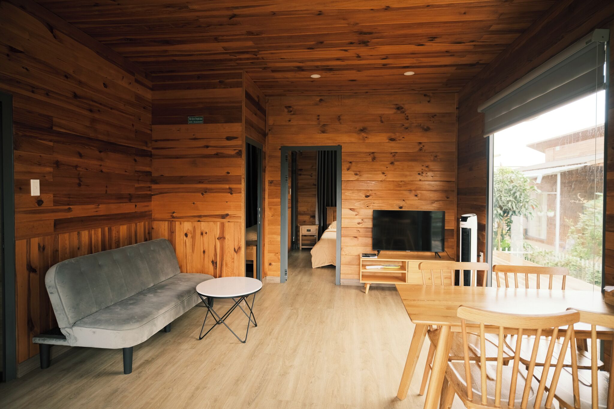 50–tuumainen LED-televisio, jossa kaapelikanavat