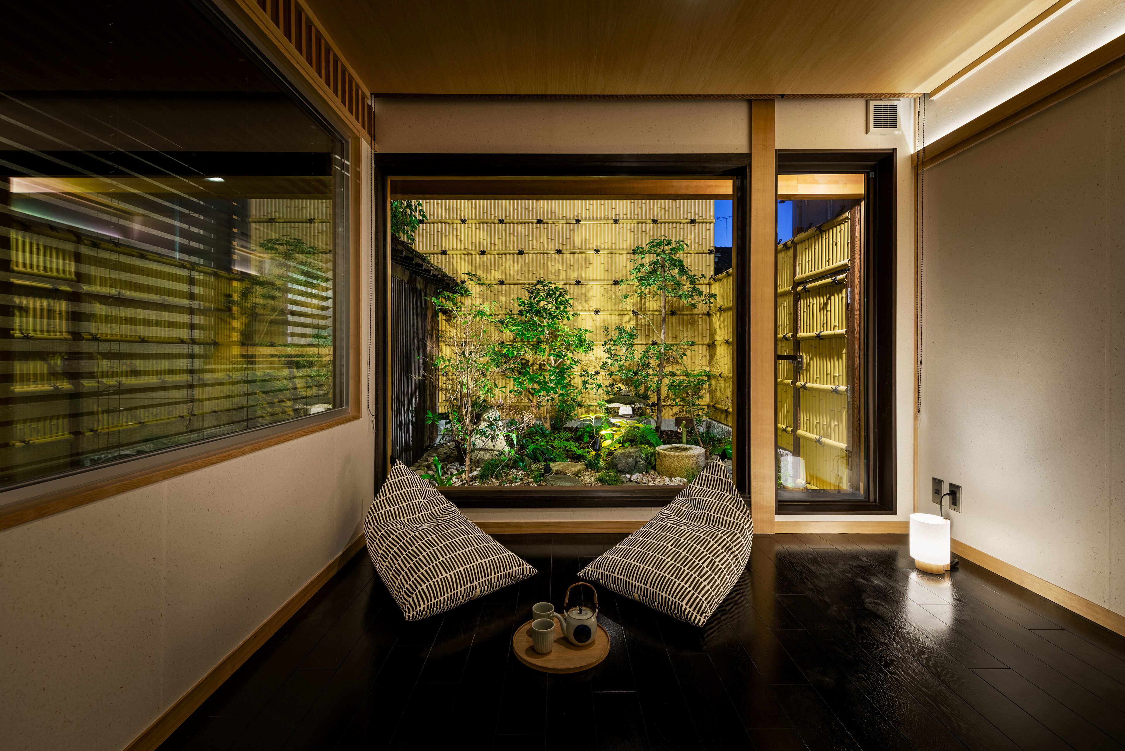 Traditionellt hus - 2 sovrum - kök - utsikt mot trädgården | 2 sovrum, värdeförvaringsskåp på rummet och individuell inredning