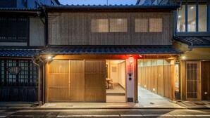 Un edificio tradizionale giapponese con facciata in legno e porte scorrevoli.