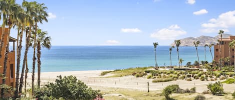 Sur la plage, chaise longue, serviettes de plage
