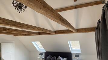 Basic House | 2 bedrooms, individually furnished, iron/ironing board, free WiFi