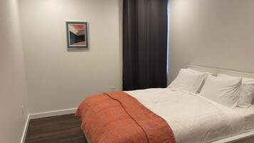 2 bedrooms, desk, iron/ironing board, WiFi
