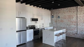 Frigorífico, microondas, horno y placa de cocina