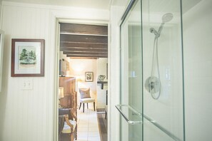 Bathroom - Canterbury Garden Apartment by Lucky Savannah (Savannah)