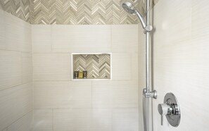 Condo, 1 cama Queen | Banheiro | Toalhas de banho 