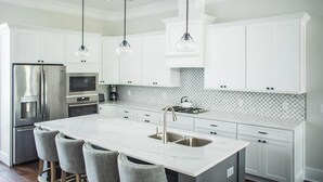 Private kitchen - 513 Liberty Main + Garden by Lucky Savannah (Savannah)