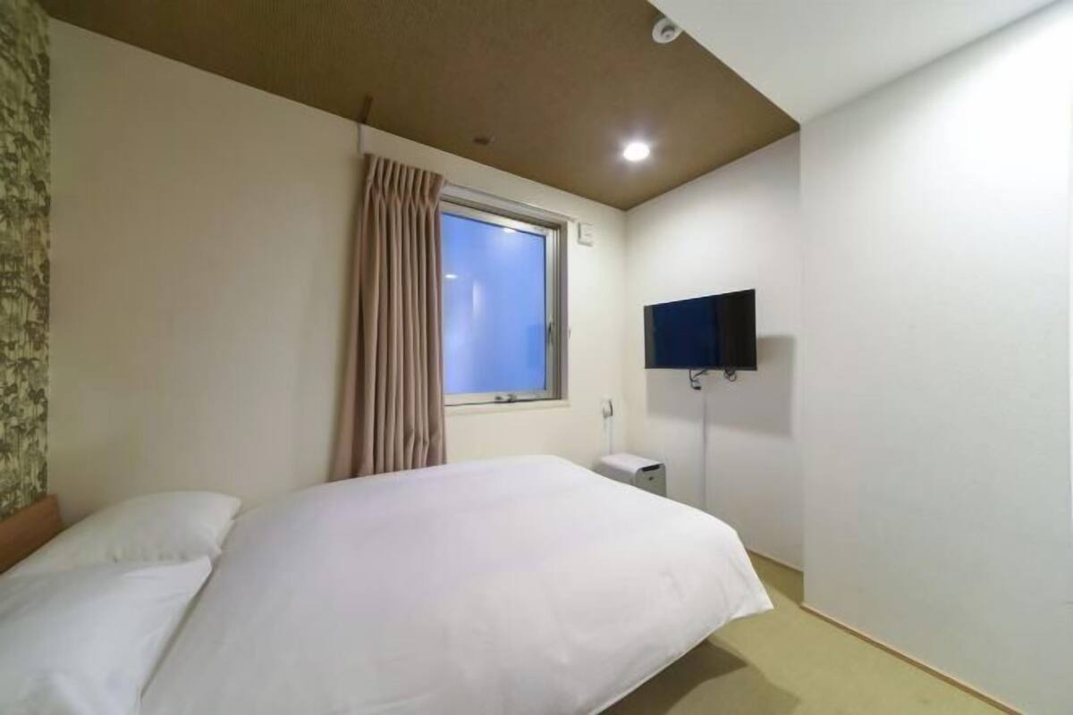 Blackout drapes, iron/ironing board, free WiFi, bed sheets