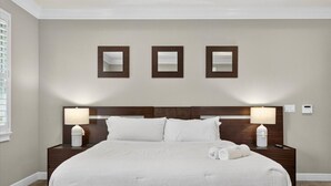 Ein Hotelzimmer mit einem großen Bett, zwei Nachttischlampen und drei Wandspiegeln.