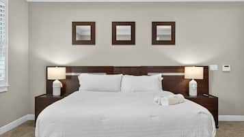 6 habitaciones, escritorio y tabla de planchar con plancha