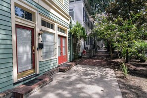 Exterior - Corner Door Townhome 4 Bedroom by Lucky Savannah (Savannah)