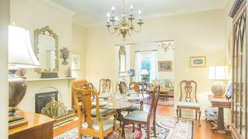 Townhome, 2 Bedrooms | Ruang tamu