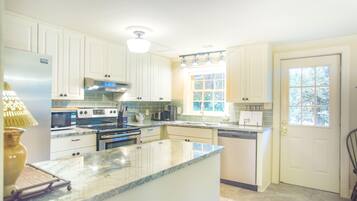 Townhome, 2 Bedrooms | Private kitchen
