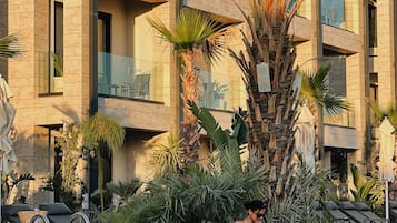 Piscine extérieure, parasols de plage, chaises longues