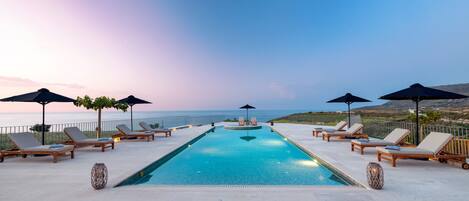 حمّام سباحة مُدفَّأ