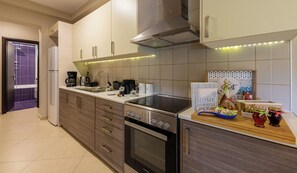 Kühlschrank, Ofen, Geschirrspüler, Wasserkocher mit Kaffee-/Teezubehör