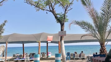 Privat strand i nÀrheten, solstolar, parasoller och strandbarer