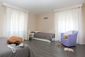 2 bedrooms, in-room safe, free WiFi, bed sheets - Within walking distance of downtown and the lake (Nago-Torbole)
