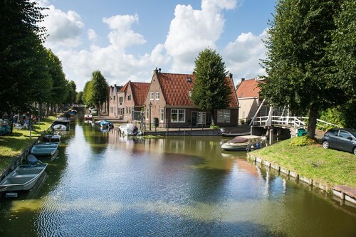 Inviting chalet in Monnickendam with garden